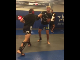 Алексей Ефремов проводит спарринг с Александром Густафссоном