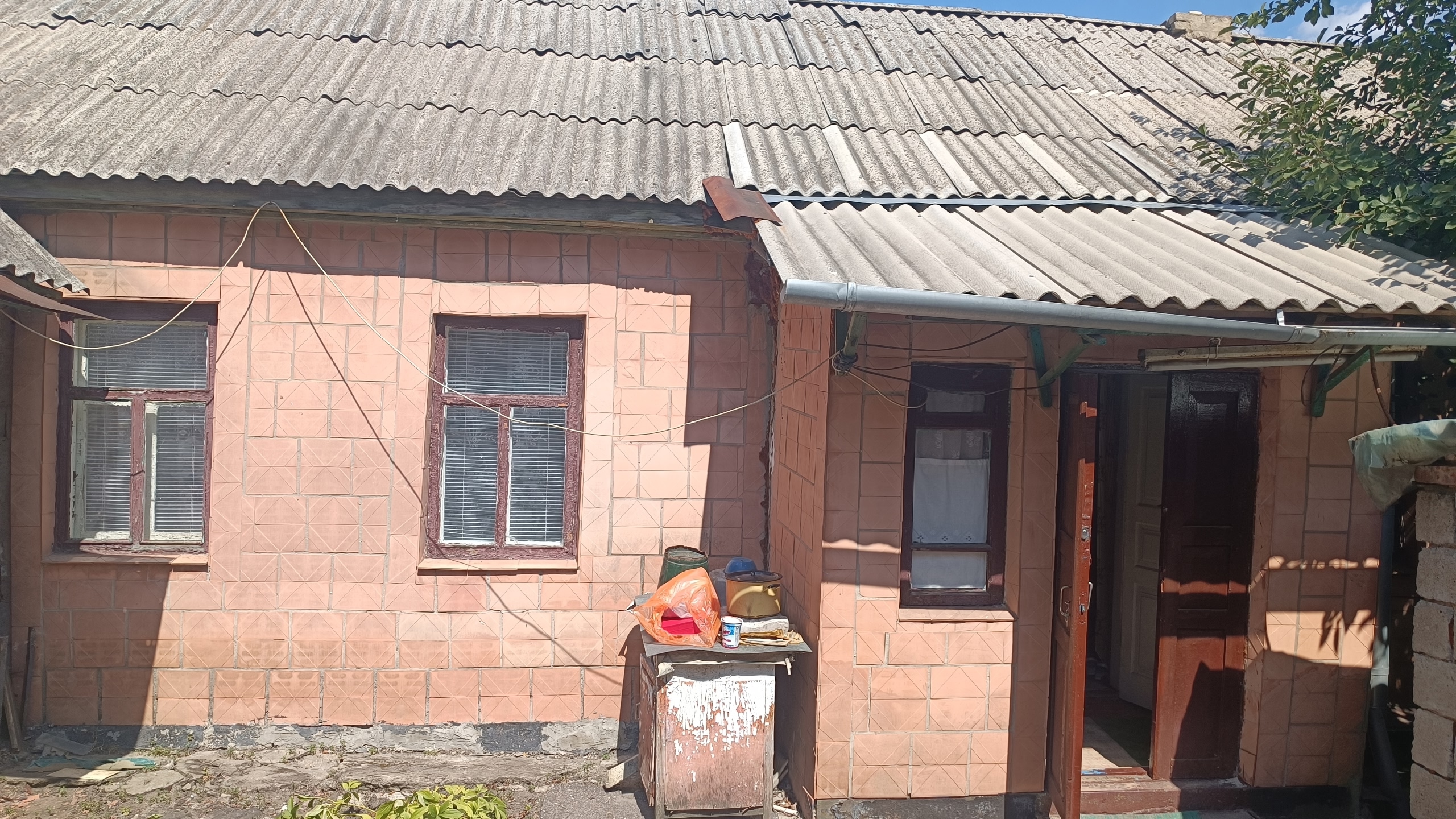 Продается небольшой дом ул.Минская 96, 54м.кв.,земли 6 сот.(приват),в доме 3 изол., комнаты, отдельно стоящая кухня и котельная,есть гараж,с/у во дворе. Цена 3 500 000 руб.+79591436534.