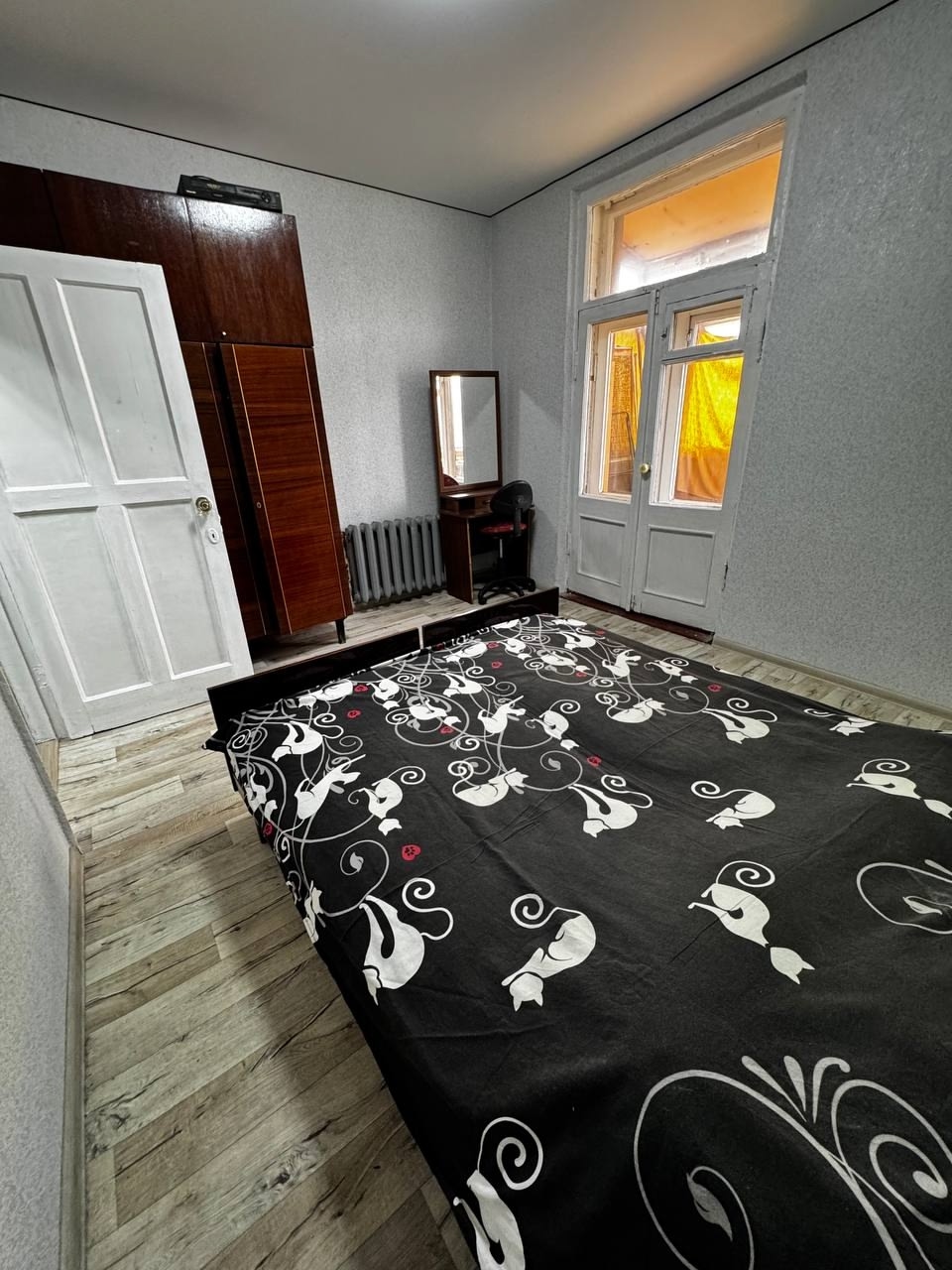 🏠 ПРОДАЕТСЯ 2-КОМНАТНАЯ КВАРТИРА В АЛЧЕВСКЕ Сталинский проект с свежим ремонтом и отличной планировкой! 📍 Расположение ул. Горького, дом магазина "Киевский" ✅ Площадь Ленина, супермаркет "Киевский", детский сад, школа, остановка – всё в шаговой доступности. 🔍 О квартире Общая площадь: 54 к...