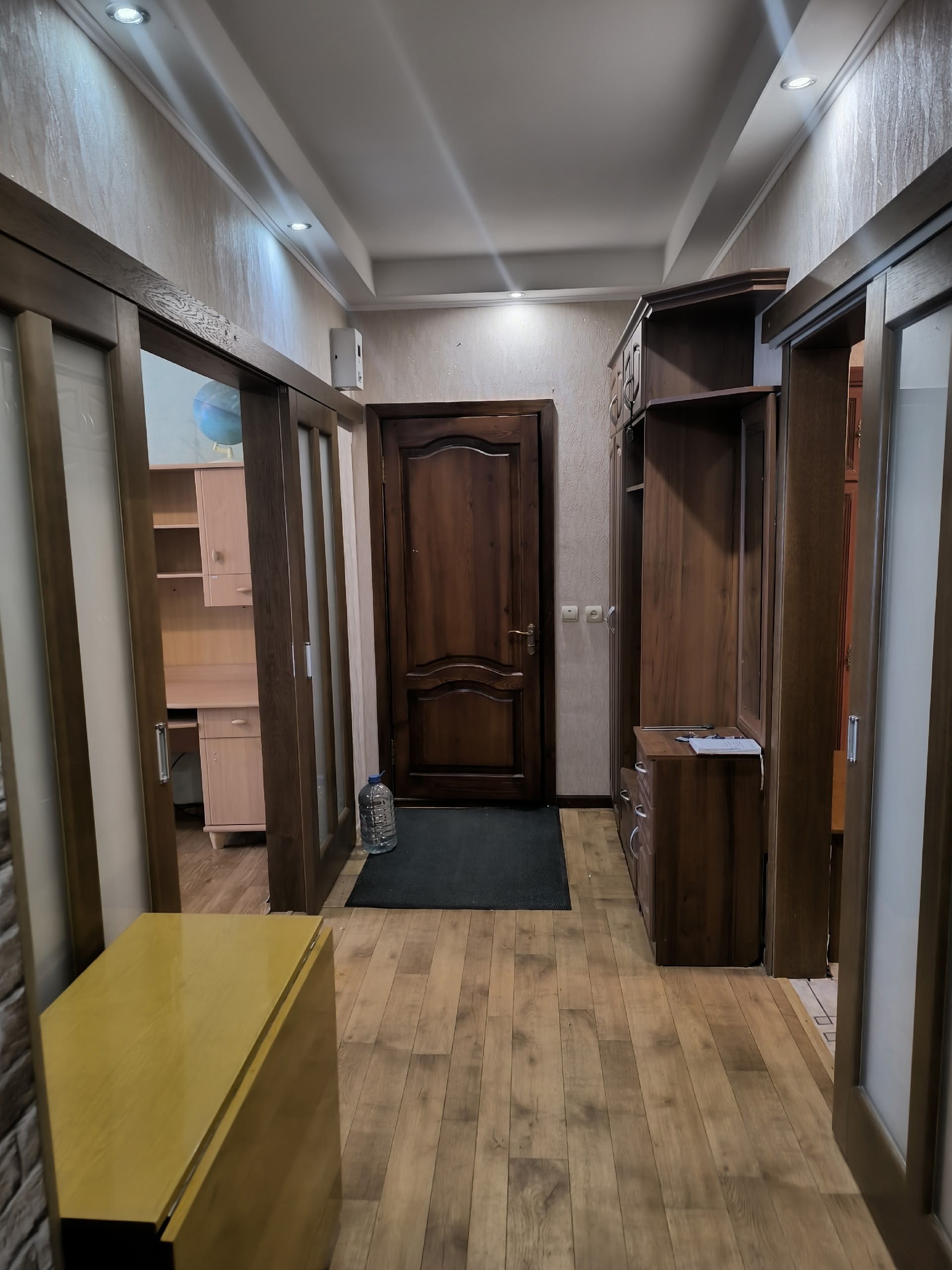 Продажа 3-х комнатной квартиры в г. Лутугино, ул. Пр. Мира. (центр города, рядом школы, садики, магазины, парк, всё в шаговой доступности) 2/2 этаж. Индивидуальное отопление, 3 изолированные комнаты. Окна пластик. С/у совмещённый. Квартира в отличном жилом состоянии, продажа с мебелью. Продажа с большим подва...