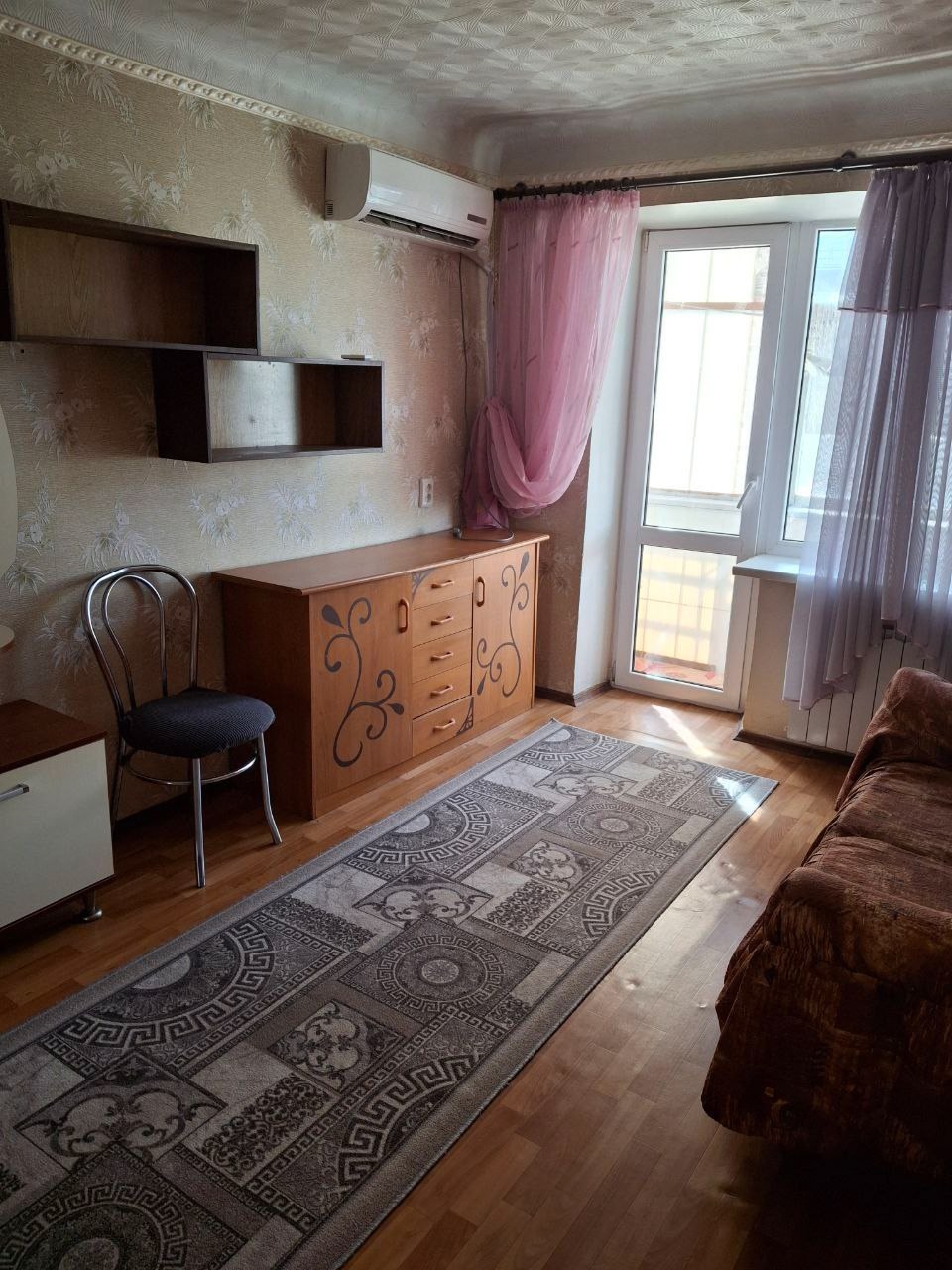 Продам 2-х комнатную квартиру на ул. Херсонская 5/5 эт. 44.8 кв. м. Дом кирпичный, квартира тёплая, крыша новая, газовая колонка, подвал сухой, м/п окна, кондиционер. Квартира продаётся с мебелью и техникой. Местоположение хорошее: школа, садик, супермаркет, магазины, фитнес-центр, ледовый коток, банк, МФЦ, с...