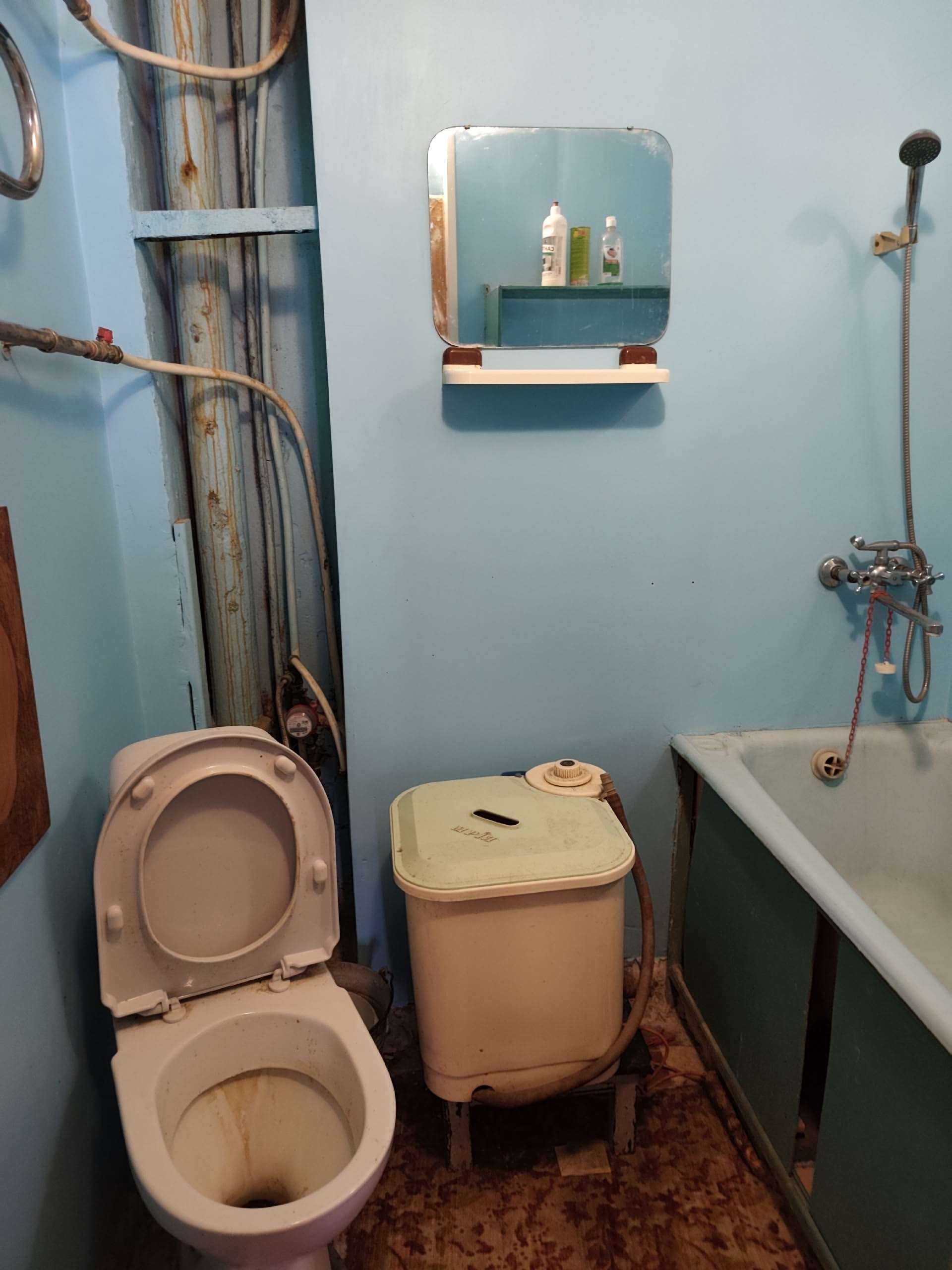 Продам 1 комнатная квартира КВ молодежный 2/5 этаж. Хорошее расположение для жилья и закрытого офиса . 3200000 тел. +79595847566 .+79591901505