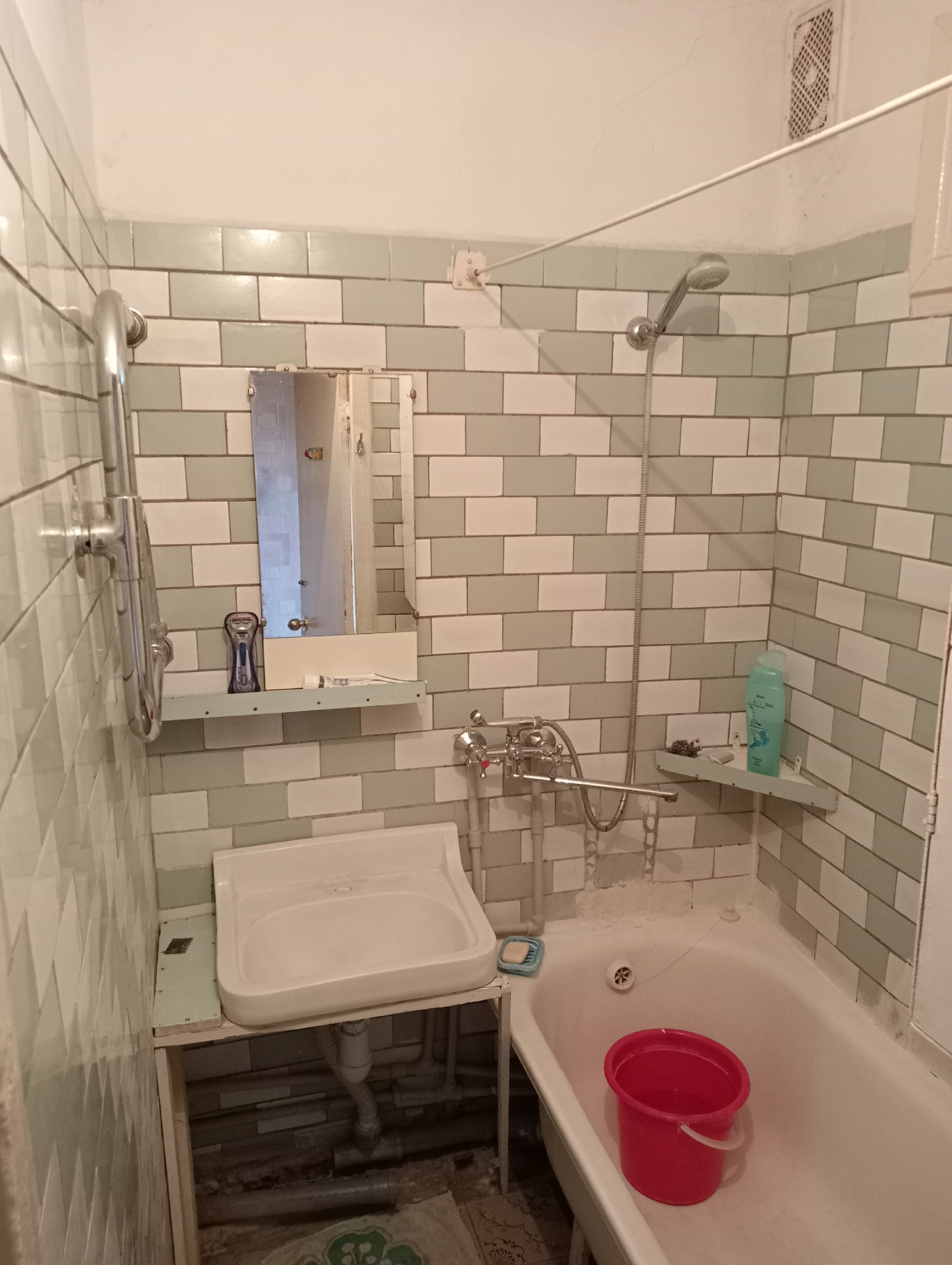 Продам 2кк на кв.солнечный! площадь 45кв.м,этаж 5/5, состояние под косметический ремонт который можно сделать под себя! Окна МП!трубы отопления чугунные! Пластиковые трубы отопления и водоснабжения! Санузел плитка! Счётчики новые! Входная дверь металлическая! Рядом школа и садик! Супермаркет и рынок, удобная ...