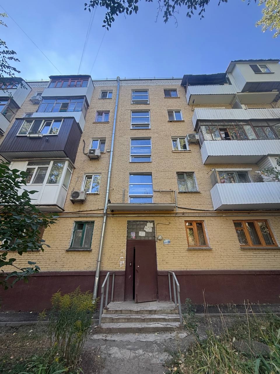 Продам 3-комн. ул Курчатова, р-н Авиацентра, дом кирпичный, 5-эт., квартира не угловая 56 кв.м., разводка пластик, окна мет/пластиковые, санузел совместный плитка, бойлер, балкон застеклен, хорошее состояние, продается с мебелью. Крыша новая. Хорошее месторасположение, рядом остановка, парк Щорса, магазины, ш...